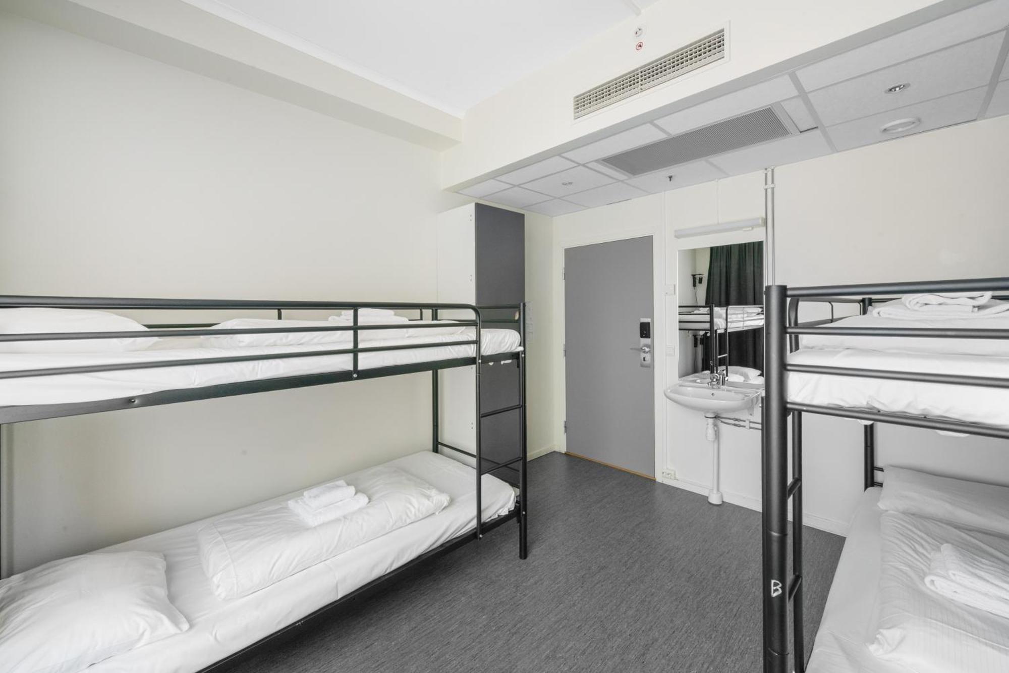 1 bädd i sovsal för både män och kvinnor med 4 bäddar